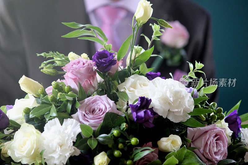 婚礼花束与丁香玫瑰，康乃馨，新郎/新郎